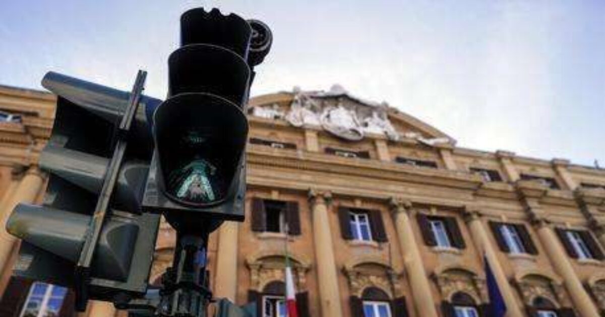 Italia 2026 salari giu voli alle stelle