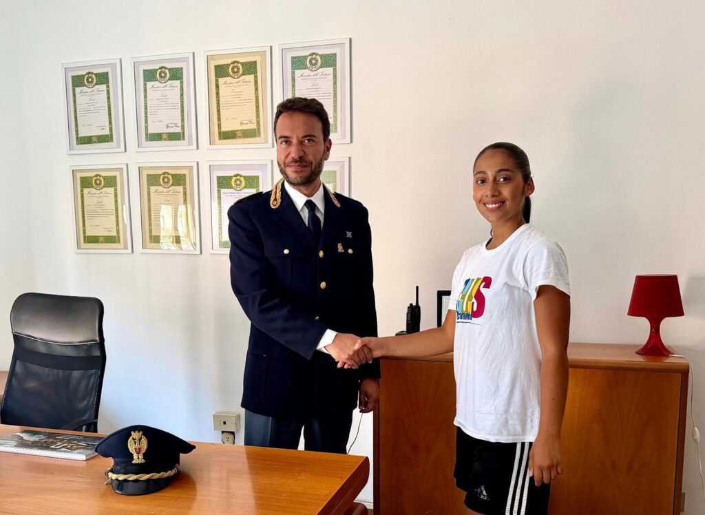 Trova 500 euro allo sportello bancario e li consegna alla po