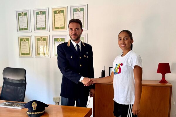 Trova 500 euro allo sportello bancario e li consegna alla po