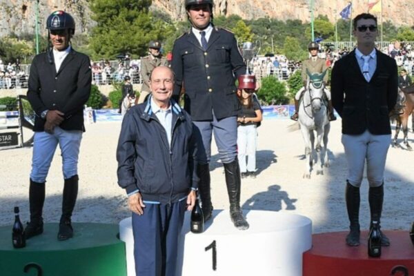 Equitazione schifani premia il vincitore della coppa degli a