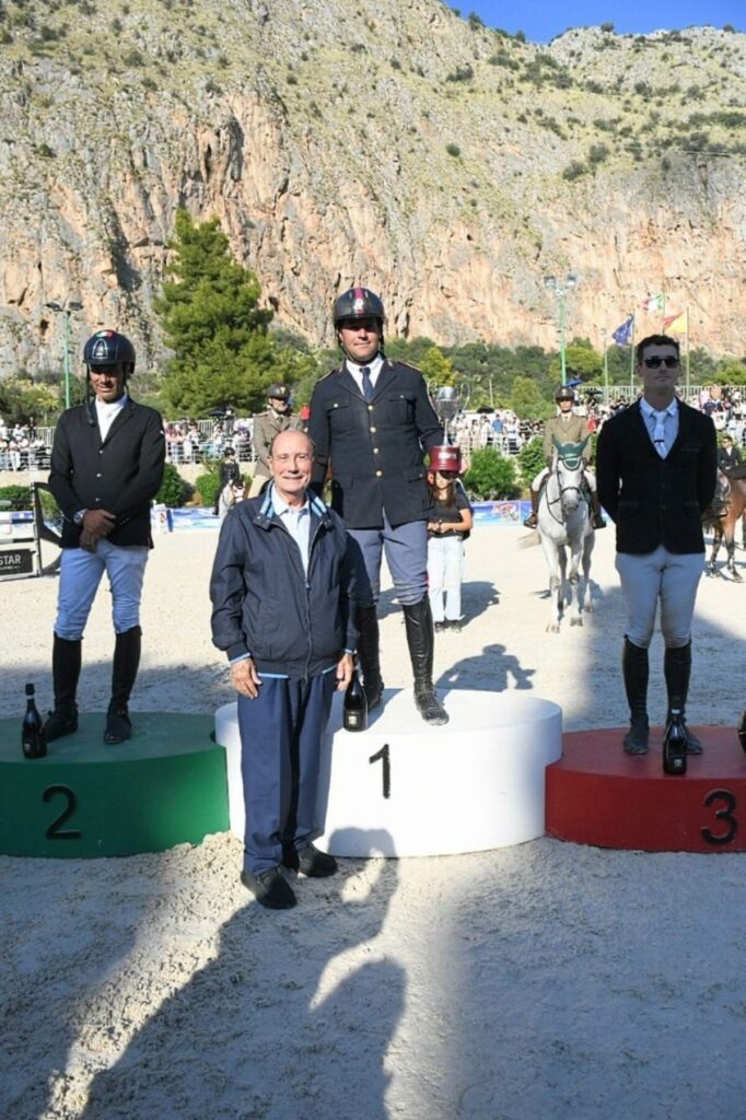Equitazione schifani premia il vincitore della coppa degli a
